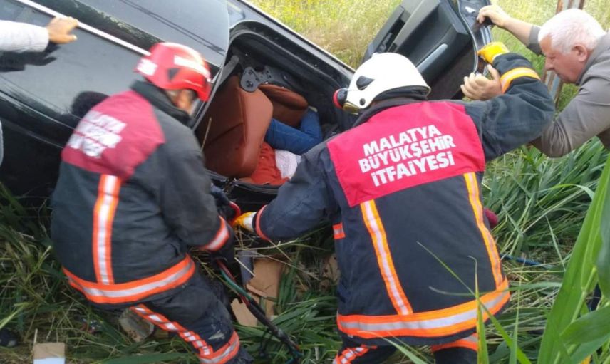 Otomobil elektrik direğine çarptı: Ölü ve yaralılar var