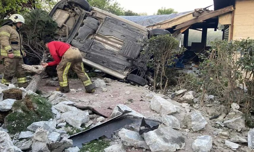 Otomobil kafenin bahçesine daldı: 1 ağır yaralı var