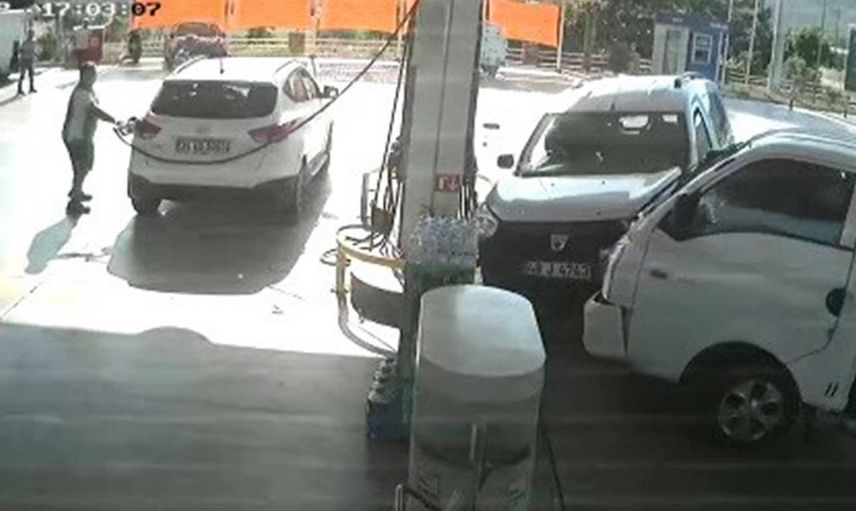 Otomobile çarpmamak için benzinliğe daldı: O anlar kameralara yansıdı