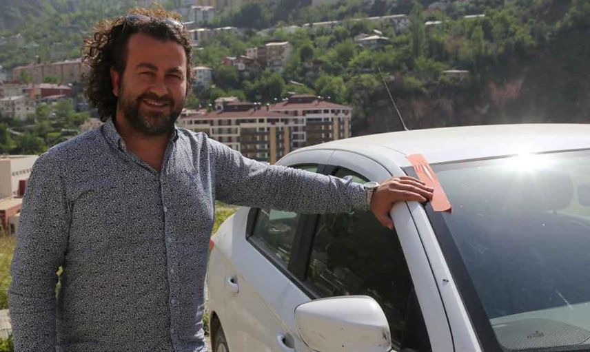 Otomobiline saldırdılar zannetti: Gerçek güvenlik kamerası kayıtlarını izleyince ortaya çıktı!