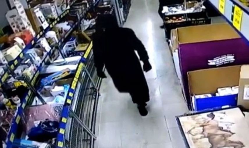 Cinsiyetleri sonradan anlaşıldı, oyuncak silahla market gaspı yapanlar komedi filmlerini aratmadı! O anlar kameraya yansıdı..