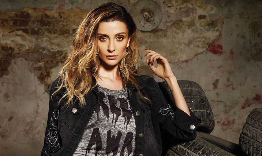 Özge Ulusoy Takipçisinden Gelen Mesajı İfşa Etti: 'Şu Terbiyesize Bakın'