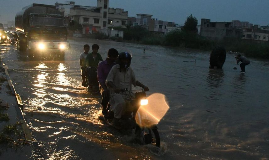 Pakistan'da meydana gelen sağanak yağışlar hayatı olumsuz etkiledi! Hayatın durma noktasına getiren sel ve su baskınlarında 7 kişi yaşamını yitirdi, 20 kişi yaralandı!