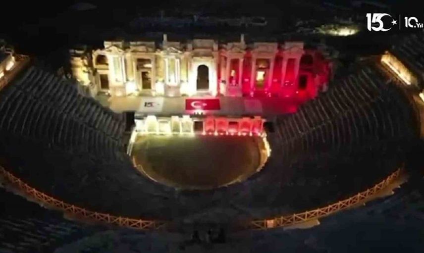 Pamukkale ve Hierapolis, 15 Temmuz anısına kırmızı ve beyaz ışıklarla aydınlatıldı