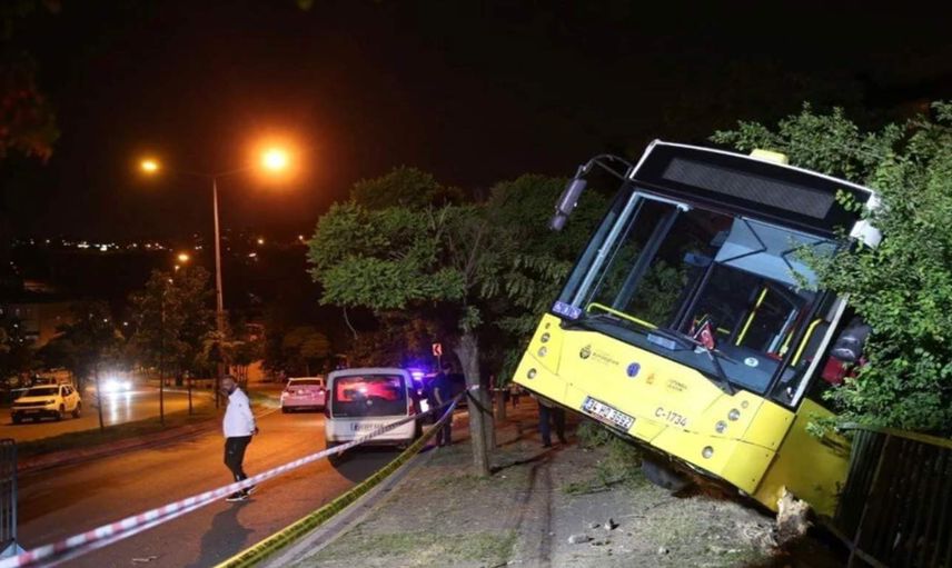 Park halindeyken freni boşaldı: İETT otobüsü evin bahçesine daldı
