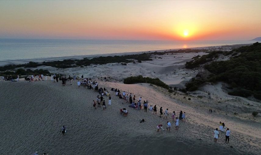 Patara'da Gün Batımında Ziyaretçi Yoğunluğu