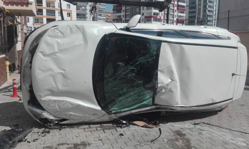 Pedalları Karıştırdı: Araç Yan Binanın Otoparkına Düştü