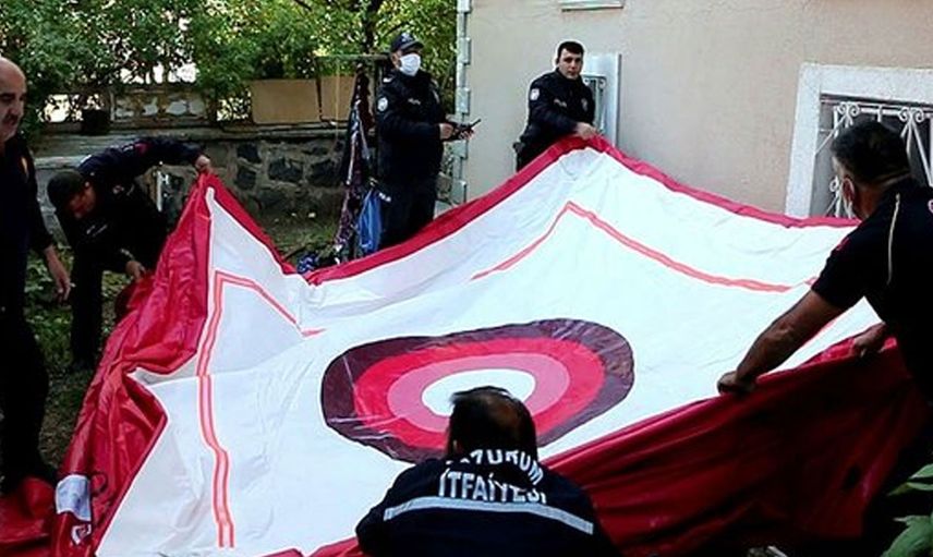 Pencereden Atlamak İsteyen Annesini Son Anda Kurtardı!