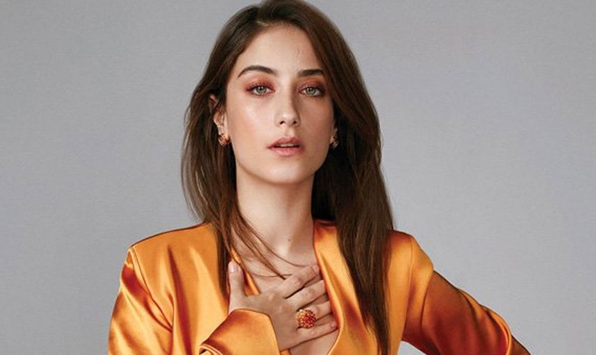 Pera Palas'ta Gece Yarısı'nın başrolü Hazal Kaya galaya pantolonunun açık fermuarıyla gelince alay konusu oldu