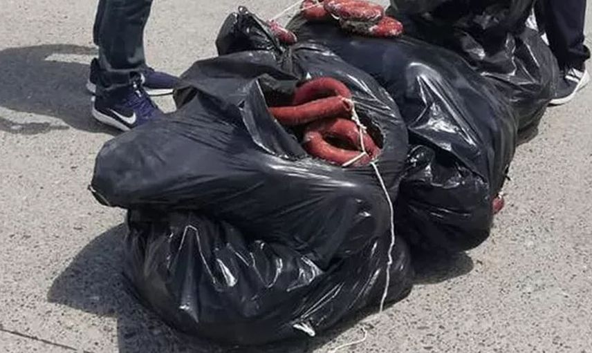 Piyasaya resmen zehir süreceklerdi! Yüzlerce kilo sucuk imha edildi