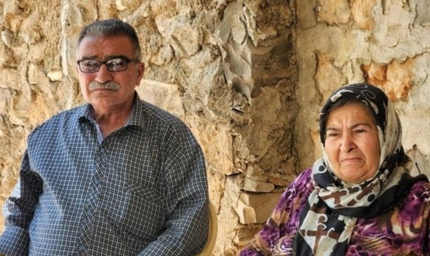 PKK/YPG terör örgütlerinin ellerinden kaçmayı başaran on binlerce sivil vatandaş köylerine geri dönüyor! Afrin'li çift vatanlarına dönmenin mutluluğunu yaşadı!