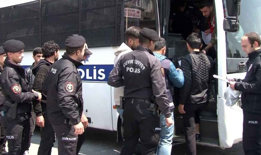 Polis ekipleri göz açtırmadı: İstanbul'da yakalanan 250 kaçak göçmen gözaltına alındı!