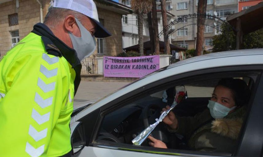 Polis Ekiplerinden Güzel Jest: Ceza Değil Çiçek Verdiler