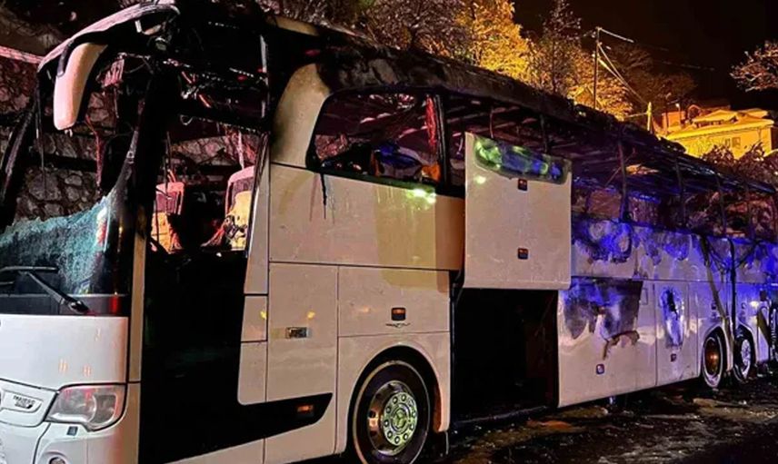 Polisleri taşıyan otobüs alev aldı: Canlarını son anda kurtardılar