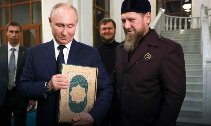Putin, Hz. İsa Camii’nde Kur’an-ı Kerim’i Öptü