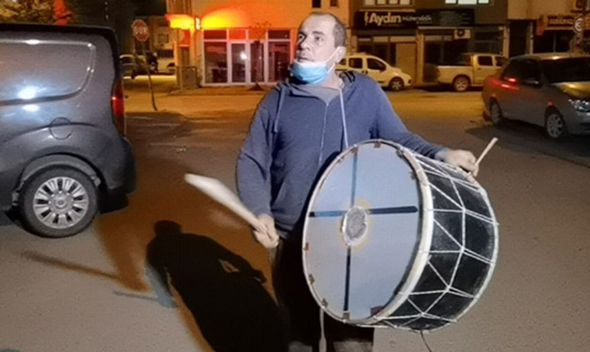 Ramazan Davulcusu Bahşişleriyle Yetimlere Bayramlık Aldı