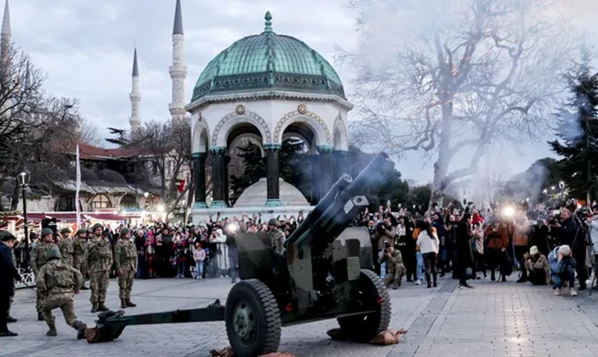 Ramazanın ilk iftarını açmak için İstanbullular Sultanahmet Meydanını doldurdu