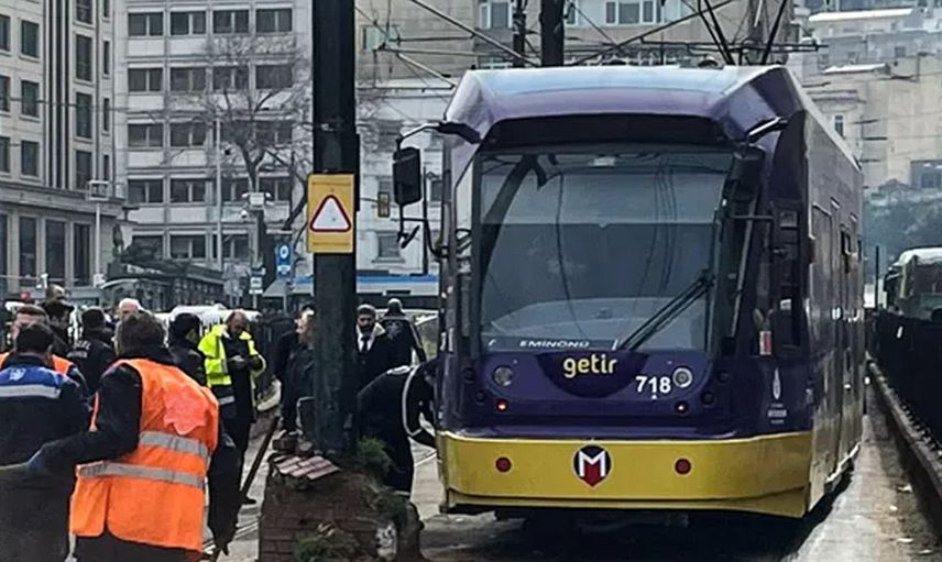 Raydan çıkan tramvay elektrik direğine çarptı: Yolcular tahliye edildi