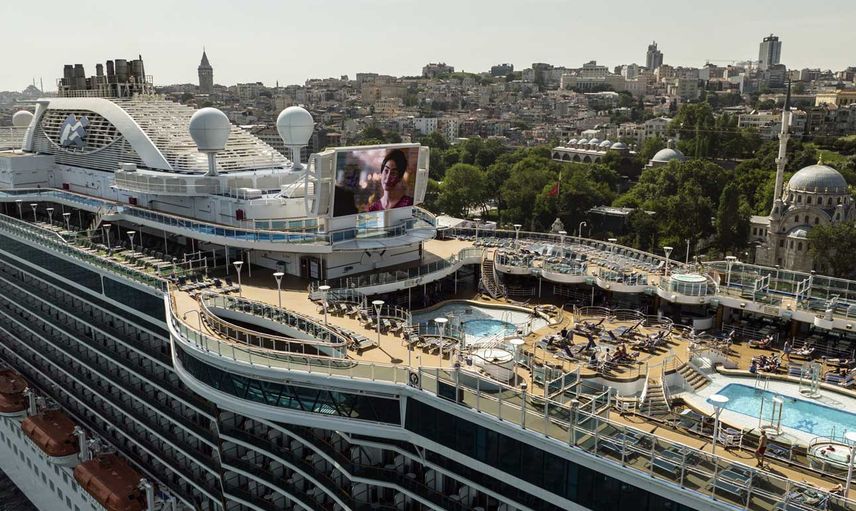 Regal Princess isimli dev gemi Galataport Limanı'na demir attı: Gemide sinema keyfi kameralara yansıdı