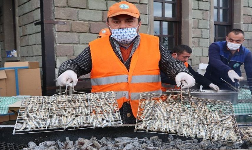 Rekor Hamsi Tüketimi! Rize’de Gerçekleştirilen Festivalde 2 Saatte Tonlarca Hamsi Yenildi