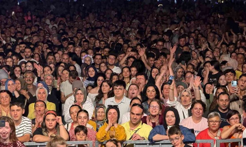 Resul Dindar konserinde unutulmaz düetler gerçekleşti