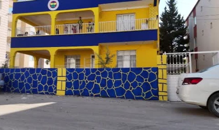Reyhanlı'da fanatik ailenin boyadığı 'Fenerbahçeli ev' simge haline geldi