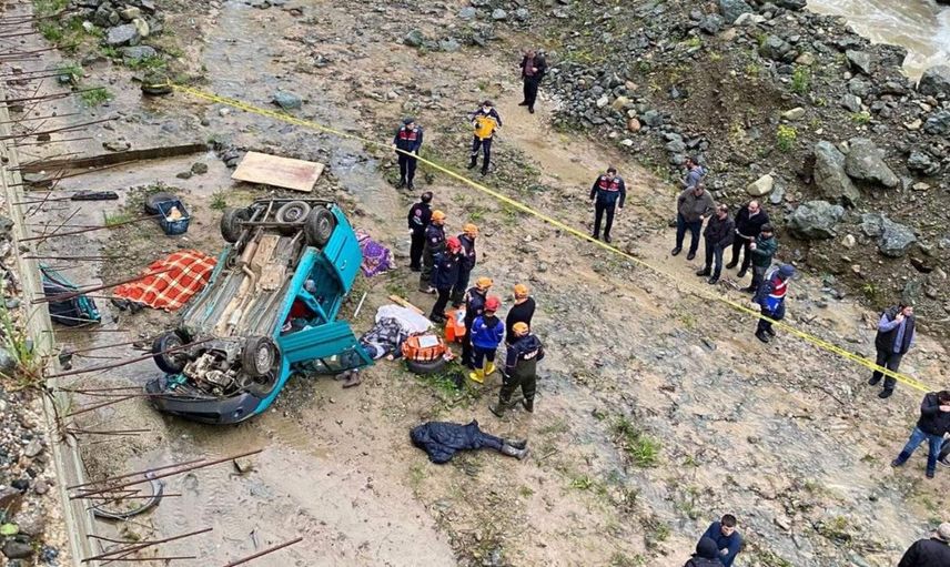 Rize’de araç dereye uçtu: Çok sayıda ölü ve yaralı var