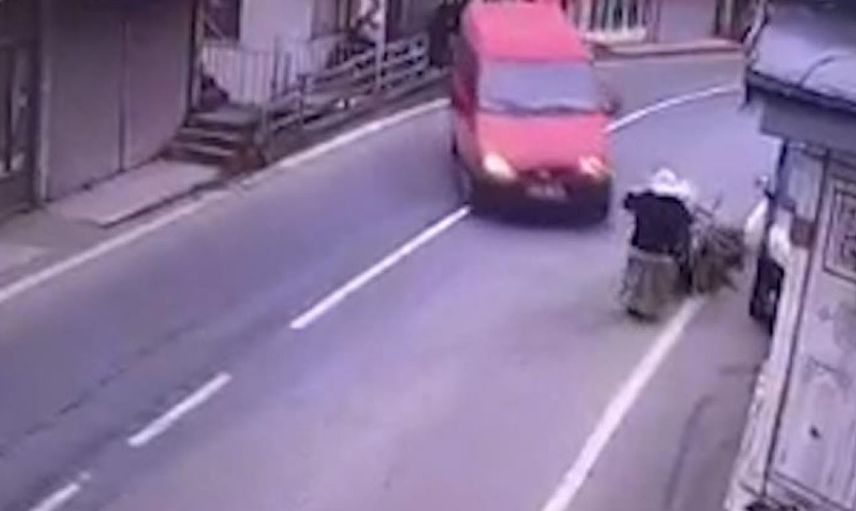 Rize'de El Arabası İle Odun Taşıyan Kadına Minibüs Çarptı!