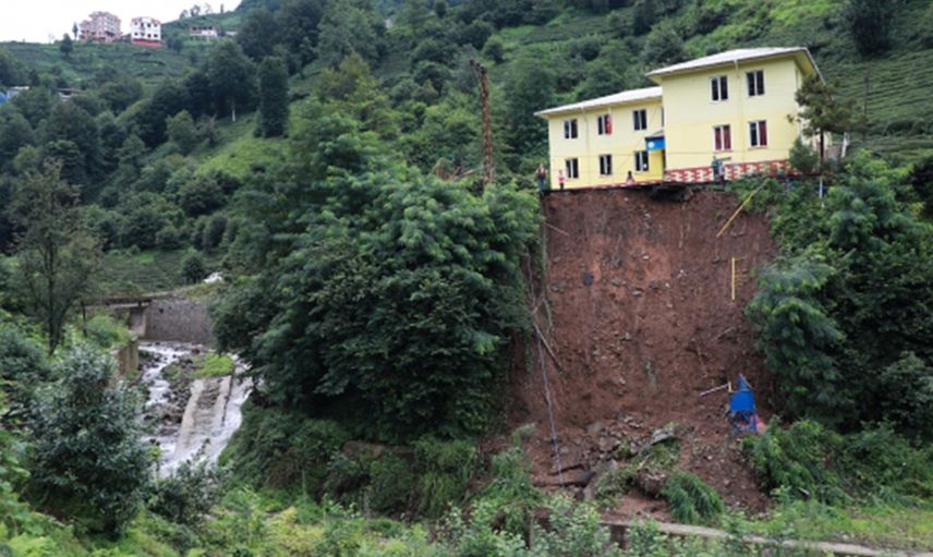 Rize'de Heyelan Sonucu Bir Okulun Bahçesi Çöktü