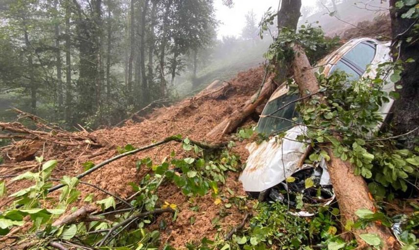Rize’de heyelan yaşandı: Yollar toprak altında kaldı