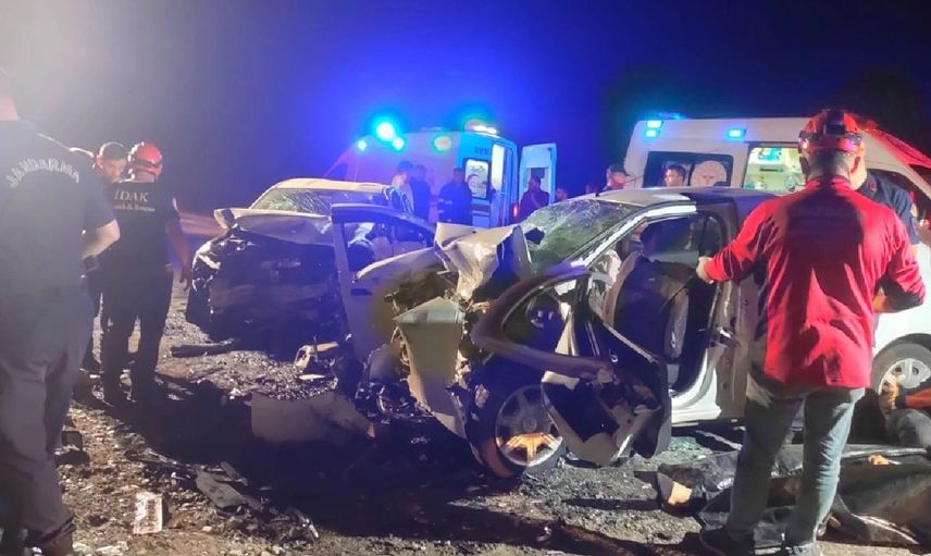 Rize’de iki otomobil kafa kafaya çarpıştı: 2 ölü ve 6 yaralı var