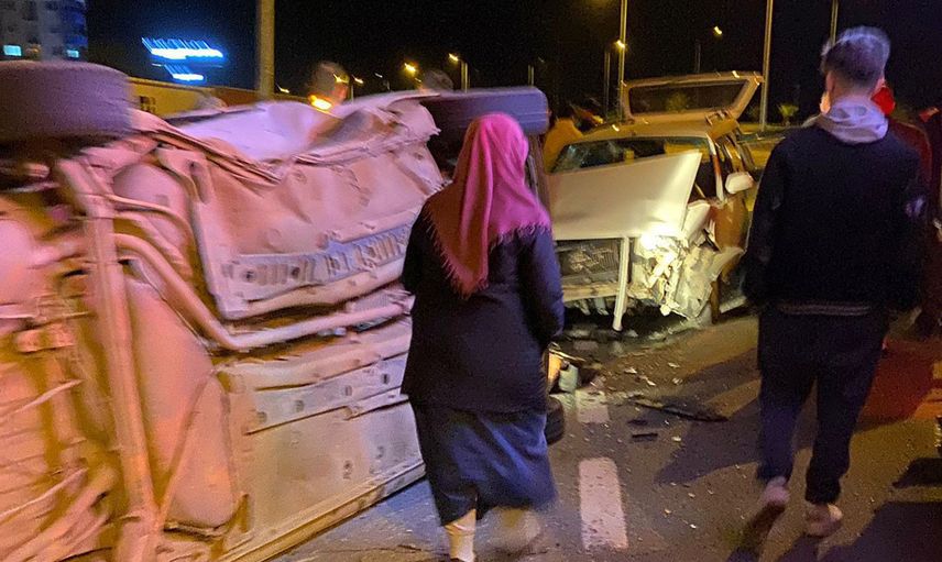 Rize'de iki otomobil kafa kafaya çarpıştı: Çok sayıda kişi yaralandı