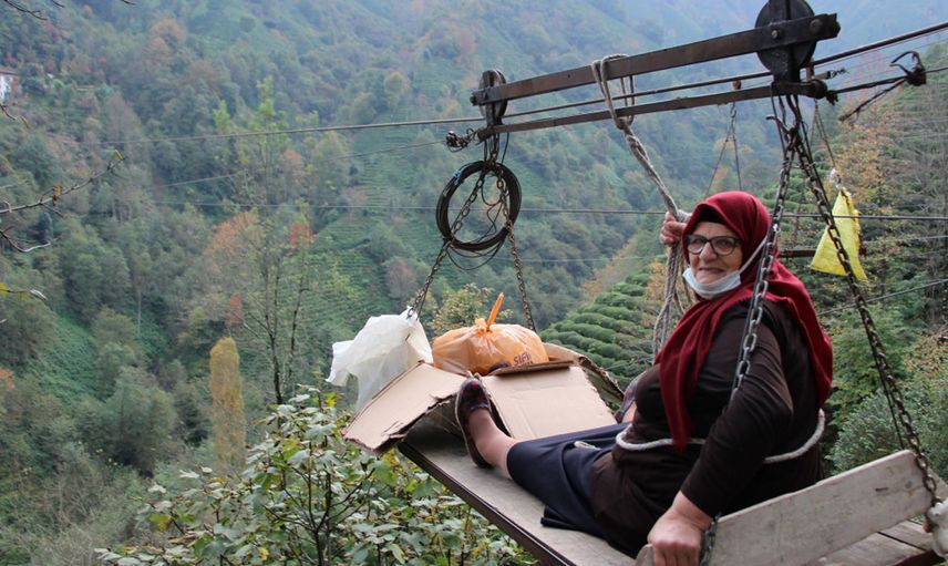 Rize’de Tehlikeli Yolculuk: Arazilerine Teleferikle Gidiyorlar