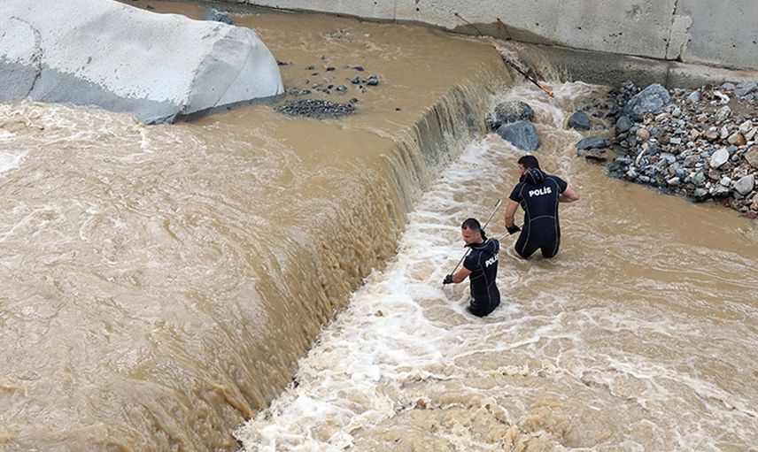Rize'de Yaşanan Sel Felaketinde Kayıplara Karışan 2 Kişiyi Arama Çalışmaları Sürüyor!