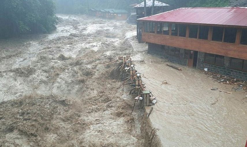 Rize’de Yine Sel Oldu! Dereler Taştı, Yollar Kapandı, Köprü Ulaşıma Kapandı
