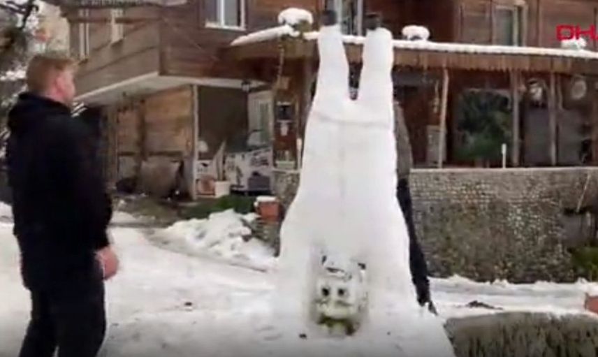 Rize'de Yoğun Kar Yağışını Değerlendiren Vatandaşlar Kardan Adamı Bu Kez Tersten Yaptı!