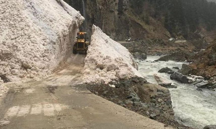 Rize'de Yola Çığ Düştü