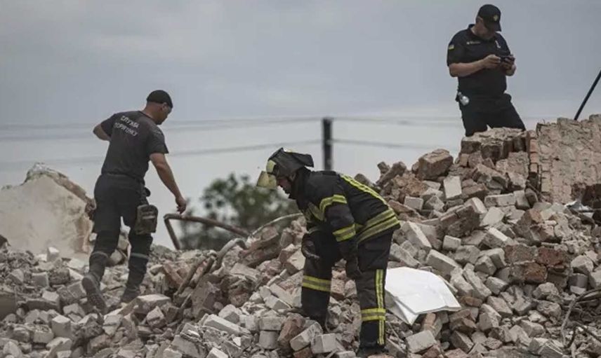 Rusya dur durak bilmiyor! Ukrayna'ya bağlı Çasov Yar şehrini bombaladı: 35 kişi enkaz altında