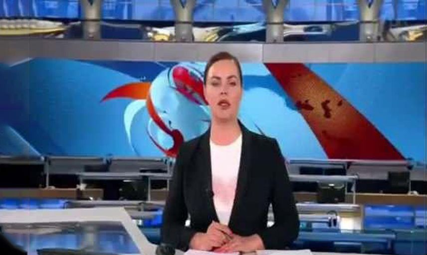 Rusya'da bir televizyon kanalına flaş baskın: Canlı yayın esnasında 'savaşa hayır' yazılı pankart açtı