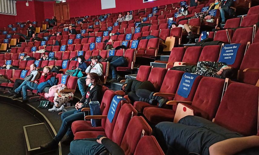 Rusya'da Kar Fırtınası Nedeniyle Evine Gidemeyen 120 Kişi Geceyi Sinema Salonunda Geçirdi!
