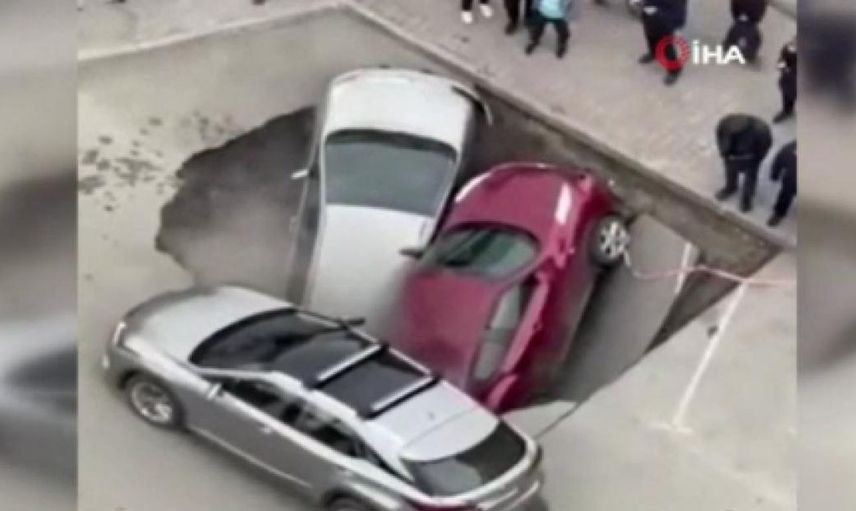 Rusya'da Patlayan Su Borusu Sürücülere Zor Anlar Yaşattı