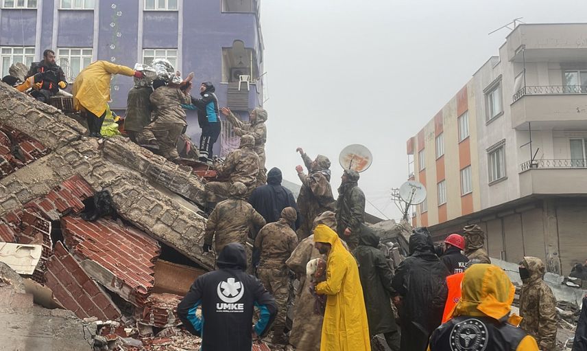 Rusya’dan deprem açıklaması: 2 uçağımız yardıma hazır tutuluyor
