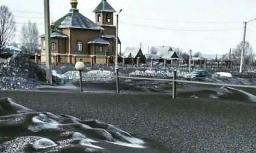Rusya’nın Omsukchan Köyüne Siyah Kar Yağdı!