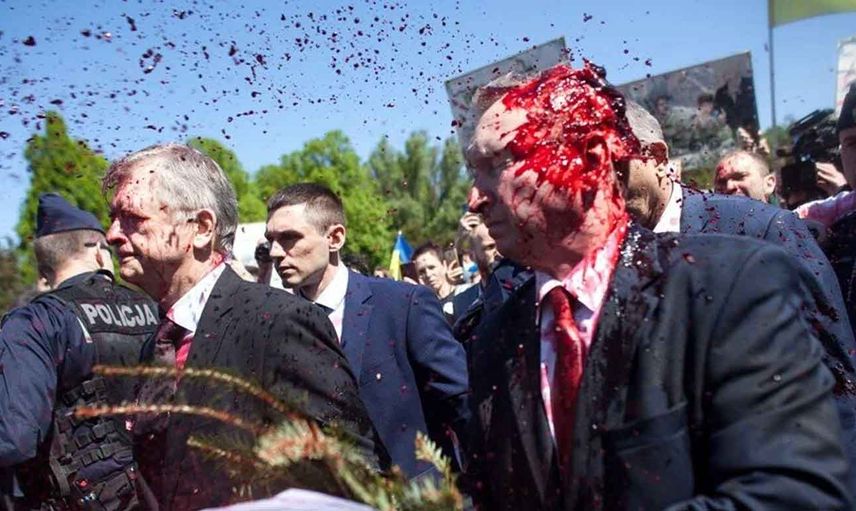 Rusya'nın Varşova Büyükelçisi Sergey Andreev'e kırmızı boyalı saldırı düzenlendi!