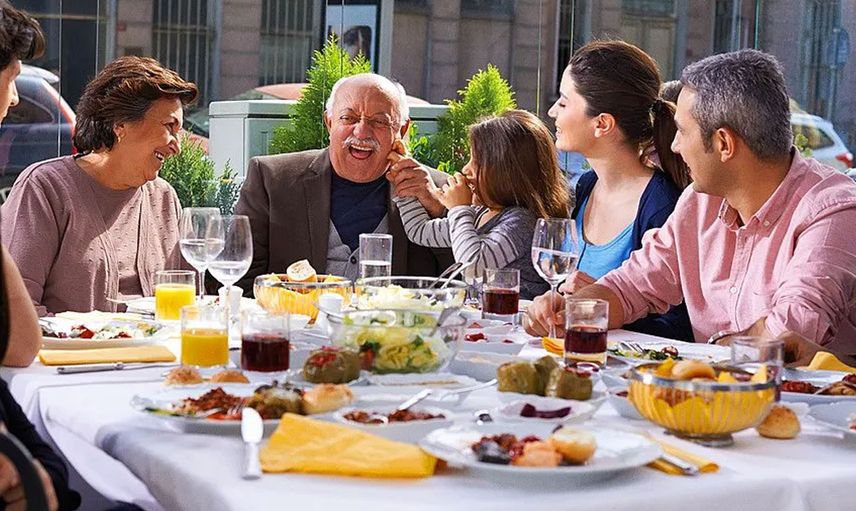 Rüyada Kalabalık Masada Yemek Yemek Ne Anlama Gelir?