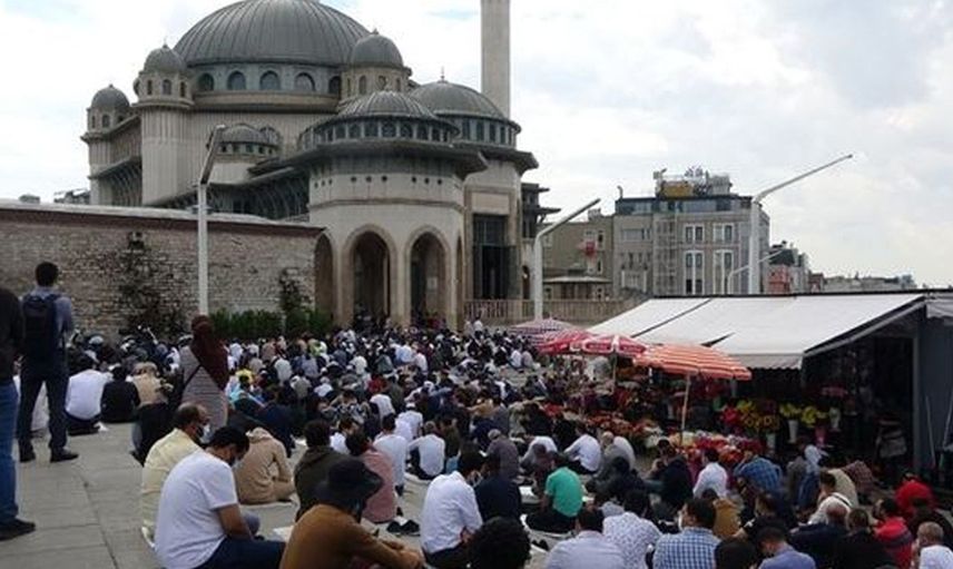 Sabahın İlk Işıklarında Camilere Akın Edildi! Taksim Camii'nde İlk Namaz