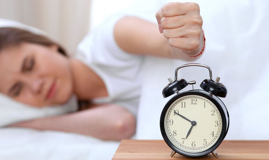 Sabahları yorgun uyanmak ve alarmlarınızı ertelemenin sebebi belli oldu! Meğer o hastalığın habercisiymiş!