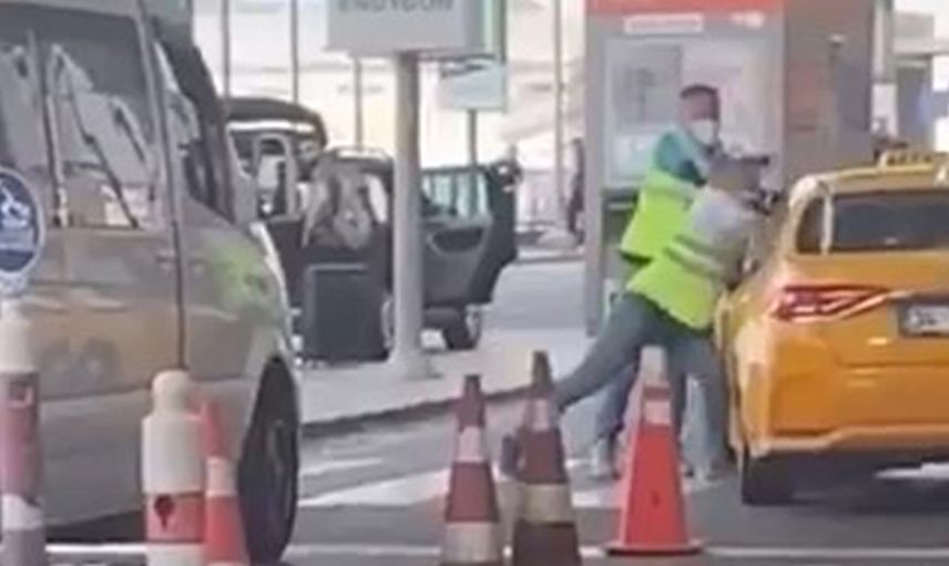 Sabiha Gökçen'de taksiciler kahya engeline takıldı: İki taraf arasında yaşanan arbede kameralara yansıdı