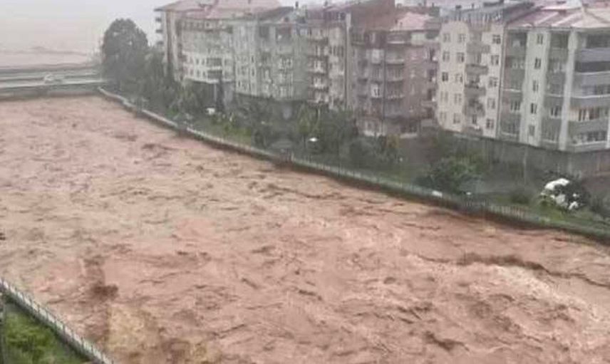 Sağanak Artvin’i esir aldı: Dereler taştı, heyelan meydana geldi