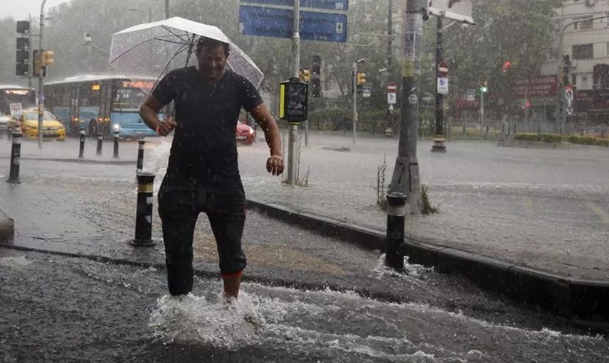 Sağanak İstanbul’u etkisi altına aldı: Evler ve iş yerlerini su bastı!